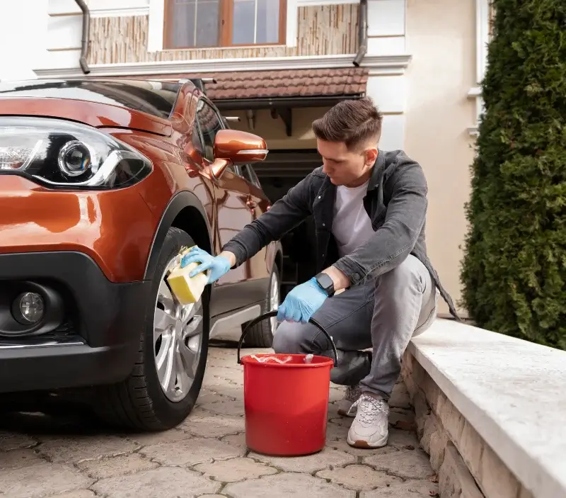 Lavage auto à domicile Bouillargues : professionnel intervenant sur un véhicule